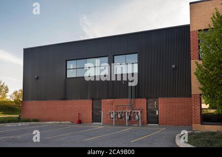 Ein Teil der Außenfassade eines generischen kleinen Unternehmens Stockfoto