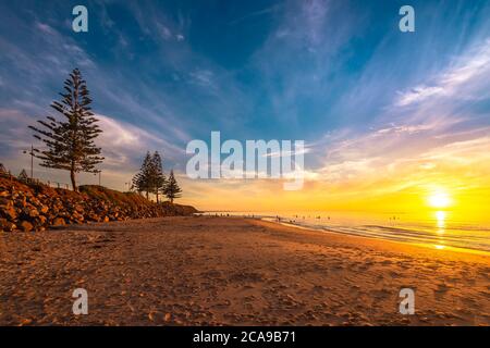 Südaustralier genießen ihre Zeit am Christies Beach während einer Schöner Sonnenuntergang an einem warmen Sommerabend Stockfoto