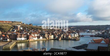 Blick auf Whitby Stadt und den Fluss Esk von der West Cliff Stockfoto