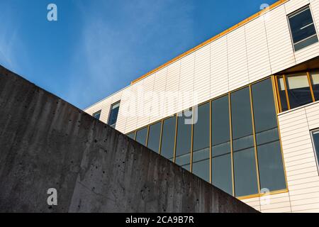 Ein Teil der Außenfassade eines generischen kleinen Unternehmens Stockfoto