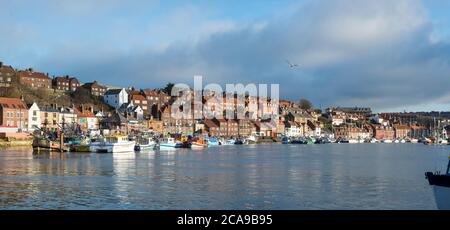 Blick auf die Stadt Whitby und den Fluss Esk von der New Quay Road Stockfoto