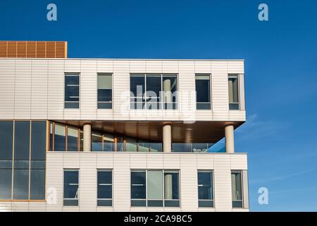 Ein Teil der Außenfassade eines generischen kleinen Unternehmens Stockfoto