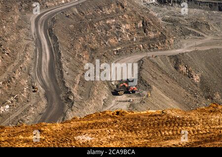 Eisenerz Steinbruch Bagger und Muldenkipper Bergbau-Industrie, Bergbau und Steinbruch Ausrüstung, allgemeine Ansicht Stockfoto