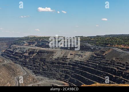 Eisenerz Steinbruch terrassenförmig Relief, Bergbau-Industrie, Bergbau-und Steinbruchmaschinen, allgemeine Ansicht Stockfoto