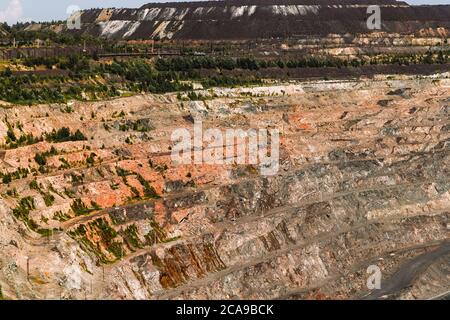 Eisenerz Steinbruch terrassenförmig Relief, Bergbau-Industrie, Bergbau-und Steinbruchmaschinen, allgemeine Ansicht Stockfoto