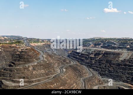 Eisenerz Steinbruch terrassenförmig Relief, Bergbau-Industrie, Bergbau-und Steinbruchmaschinen, allgemeine Ansicht Stockfoto