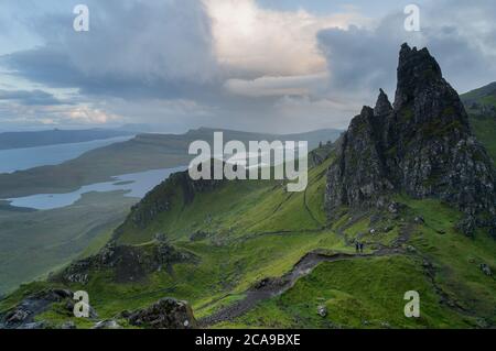 Rainbow von The Old man of Storr auf der Isle of Skye. Wandern in den Quiring Mountains auf der Isle of Skye in Schottland Stockfoto