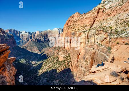 Junge Frau auf einem Felsen am Canyon Overlook, Zion Canyon, Zion National Park, Utah, USA Stockfoto