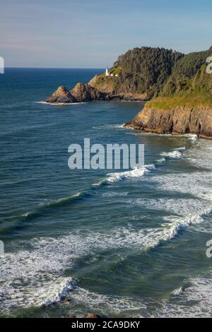 Haceta Head Leuchtturm auf einer Klippe mit Blick auf den Pazifik, Oregon Stockfoto