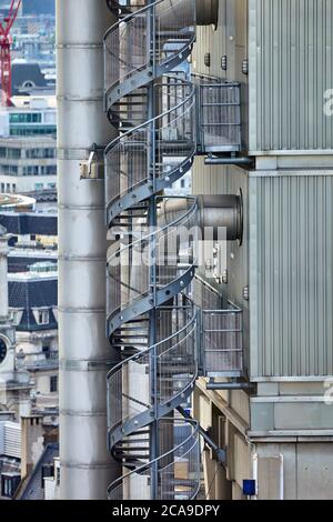 Nahaufnahme einer der Wendeltreppen des Lloyd's-Gebäudes. Stockfoto