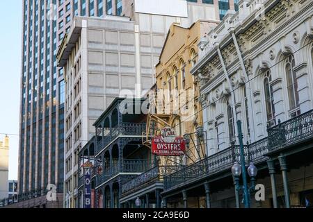 New Orleans - 04/15/2018 : alte Gebäude mit Balkon und modernen Architekturen in der Canal Street Stockfoto