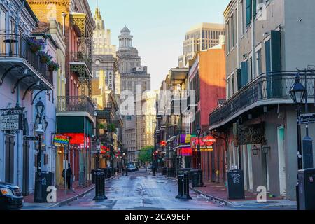 New Orleans - 04/15/2018 : die berühmte Bourbon Straße wurde nach dem Nachtleben aufgeräumt Stockfoto