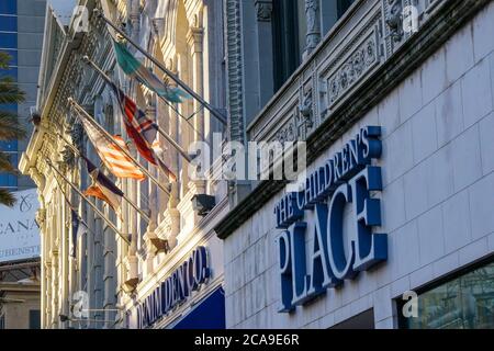 New Orleans - 04/15/2018 : Nahaufnahme von alten Gebäuden in der Canal Street Stockfoto