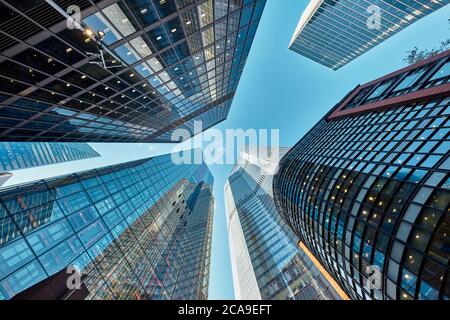 Die City of London Wolkenkratzer blicken nach oben. Stockfoto