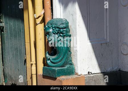 New Orleans - 04/15/2018 : dekoratives grünes Kapital am Eingang eines Gebäudes Stockfoto
