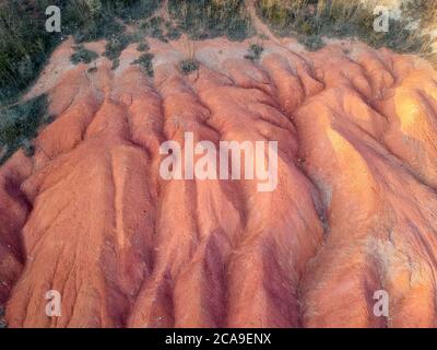 Bauxitmine, roh verwitterten Bauxit sedimentärer Felsen auf der Oberfläche Stockfoto