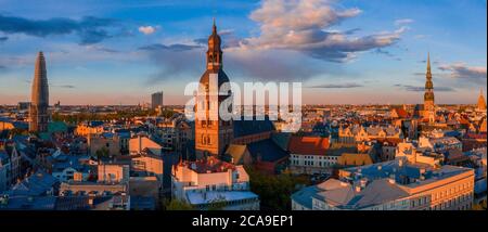 Luftaufnahme der Stadt Riga, Hauptstadt von Lettland mit wunderschönen Kathedralenspitzen während des Sonnenuntergangs Stockfoto