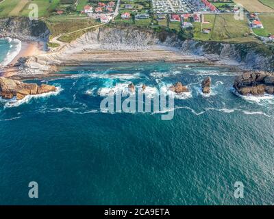 Dramatische Ansicht von Playa de la Arnia, in Santander, Kantabrien, Spanien Stockfoto