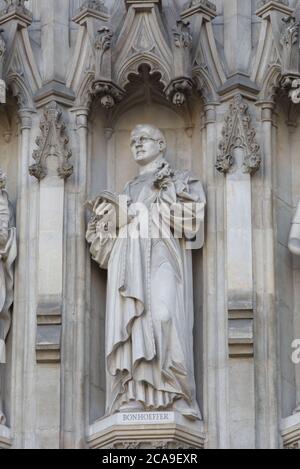 Dietrich Bonhoeffer Märtyrer des 20. Jahrhunderts an der Fassade über dem Großen Westeingang der Westminster Abbey Stockfoto