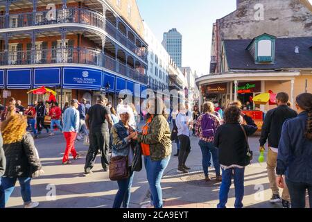 New Orleans - 04/15/2018 : Straßenszene der Bourbon Straße mit Menschen Stockfoto