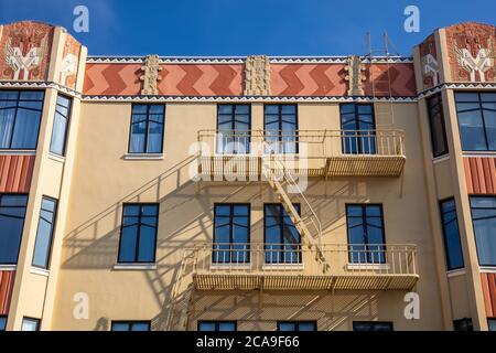Bunt bemaltes Gebäude außen mit Feuerstelle in Fisherman's Wharf Nachbarschaft, San Francisco, Kalifornien Stockfoto