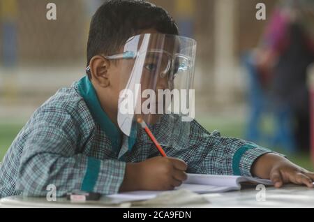 Bandung, Indonesien. August 2020. Ein Grundschüler mit Gesichtsschutz studiert im Klassenzimmer während des Face to Face Lernens in Soreang, Bandung, West Java, Indonesien, 5. August 2020. Quelle: Septianjar/Xinhua/Alamy Live News Stockfoto