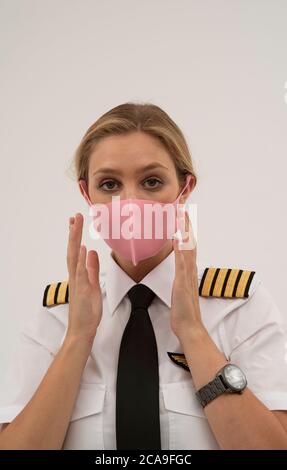 Wiltshire, England, Großbritannien. August 2020. Flugpilot mit Gesichtsmaske während der Covid-19-Sperre. Stockfoto