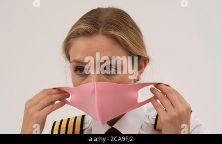 Wiltshire, England, Großbritannien. August 2020. Flugpilot mit Gesichtsmaske während der Covid-19-Sperre. Stockfoto