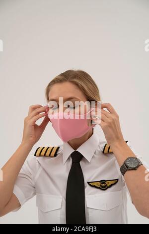 Wiltshire, England, Großbritannien. August 2020. Flugpilot mit Gesichtsmaske während der Covid-19-Sperre. Stockfoto