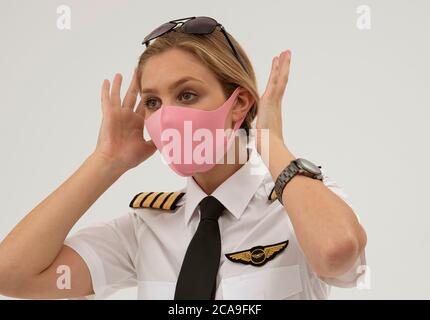 Wiltshire, England, Großbritannien. August 2020. Flugpilot mit Gesichtsmaske während der Covid-19-Sperre. Stockfoto