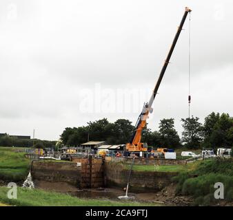 Neue Hochwassertore wurden an der Tarleton Schleuse, der Schleuse vom Leeds und Liverpool Kanal zum Fluss Douglas mit einem mobilen Kran, eingebaut. 15.7.2020. Stockfoto