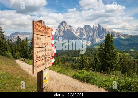 Seiser Alm, Italien – 9. Juli 2018: Wegweiser und Landschaft entlang des Wanderweges auf der Seiser Alm - Seiser Alm mit Langkofel Stockfoto
