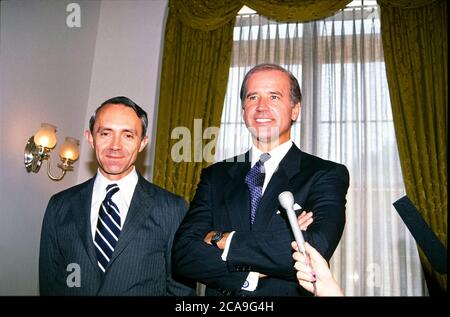 Der US-Senator Joseph Biden (Demokrat von Delaware) trifft Richter David Hackett Souter, US-Präsident George H.W. Bushs Nominierter als Associate Justice des Supreme Court, ersetzt William J. Brennan Jr., der am 26. Juli 1990 auf dem Capitol Hill in Washington, DC in den Ruhestand ging.Quelle: Arnie Sachs/CNP Verwendung weltweit Stockfoto