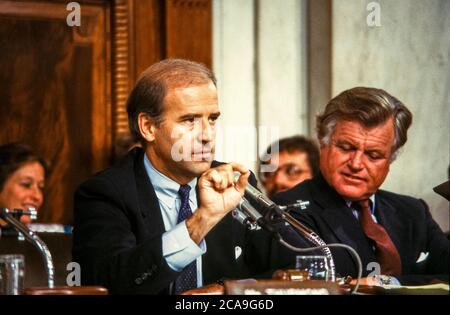 Der US-Senator Joseph Biden (Demokrat von Delaware), Vorsitzender des US-Senatsausschusses für die Justiz, nimmt während des Vorsitzenden der Bestätigungsabstimmung für Richter Robert Bork, den Kandidaten von US-Präsident Ronald Reagan für den Nachfolger des Associate Justice des Supreme Court Louis Powell auf dem Capitol Hill in Washington, DC am 6. Oktober 1987. US-Senator Edward M. "Ted" Kennedy (Demokrat von Massachusetts) schaut von rechts. Quelle: Ron Sachs/CNP weltweite Nutzung Stockfoto