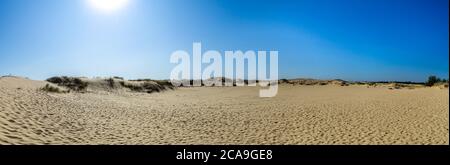 Panoramablick auf Oleschky Sands am blauen Himmel in der Cherson Region in der Ukraine, der größten Wüste Europas. Horizontale Aufnahme. Stockfoto