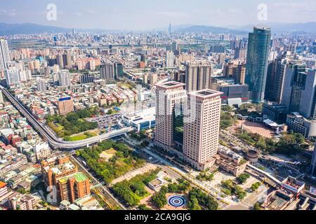 New Taipei City, Taiwan - Feb 1, 2020: Dies ist ein Blick auf das Banqiao Viertel in New Taipei, wo viele neue Gebäude zu sehen sind, das Gebäude in der c Stockfoto