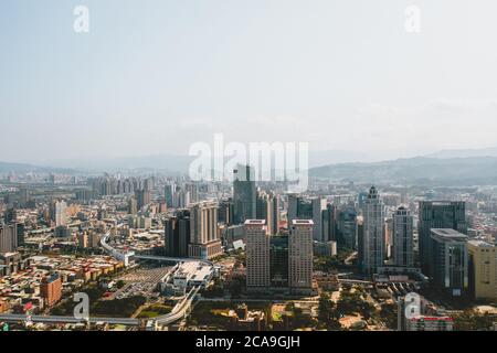 New Taipei City, Taiwan - Feb 1, 2020: Dies ist ein Blick auf das Banqiao Viertel in New Taipei, wo viele neue Gebäude zu sehen sind, das Gebäude in der c Stockfoto