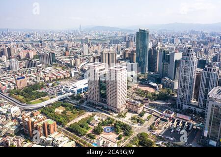 New Taipei City, Taiwan - Feb 1, 2020: Dies ist ein Blick auf das Banqiao Viertel in New Taipei, wo viele neue Gebäude zu sehen sind, das Gebäude in der c Stockfoto