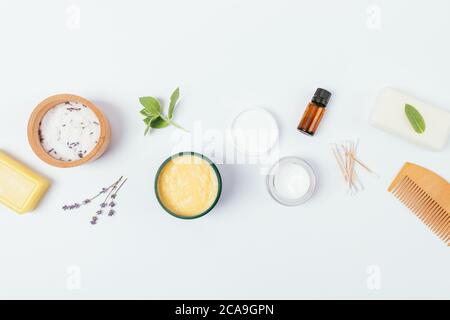 Naturkosmetik und Zero Waste Hygiene Zubehör auf weißem Tisch, flache Lay-Zusammensetzung. Stockfoto