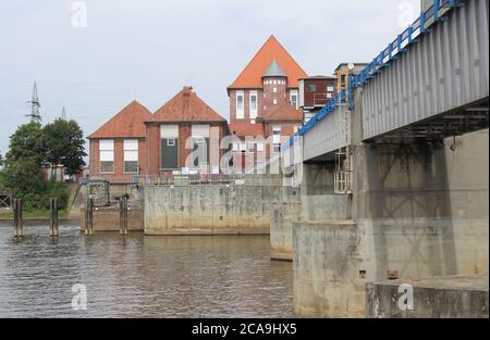 DÖRVERDEN, 19. JULI 2020: Das Wehr an der Weser Weserwehr und das Kraftwerk Statkraft. Es ist das älteste Run-of-River-Kraftwerk in Stockfoto