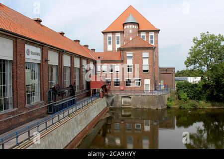 DÖRVERDEN, 19. JULI 2020: Das Wasserkraftwerk Statkraft an der Weser. Es ist das älteste Flusskraftwerk in Lower Stockfoto