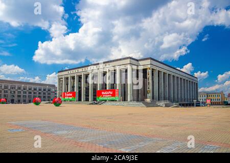 Minsk, Belarus, 26. Juli 2020: Palast der Republik palastartiges Regierungsgebäude mit Präsidentschaftswahlen Werbeplakat auf Oktoberplatz und Independence Avenue, blauer Himmel Stockfoto