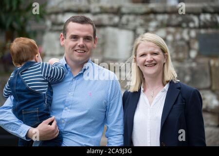 Forres, Schottland, Großbritannien. August 2020. Im Bild: (L-R) Alaistair Ross; Douglas Ross MP; Krystle Ross Douglas Ross MP ist neuer Führer der Scottish Conservative and Unionist Party, nachdem der ehemalige Führer, Jackson Carlaw MSP letzte Woche am Donnerstag Nachmittag, 30. Juli 2020, zurückgetreten ist. Quelle: Colin Fisher/Alamy Live News Stockfoto