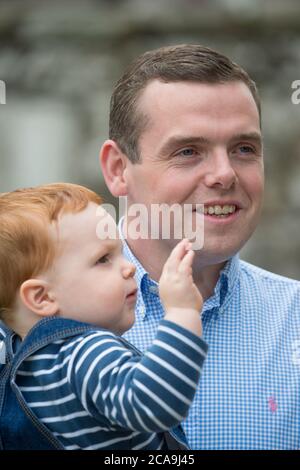 Forres, Schottland, Großbritannien. August 2020. Im Bild: (L-R) Alaistair Ross; Douglas Ross MP ist neuer Führer der Scottish Conservative and Unionist Party, nachdem der ehemalige Führer Jackson Carlaw MSP letzte Woche am Donnerstag Nachmittag, 30. Juli 2020, zurückgetreten ist. Quelle: Colin Fisher/Alamy Live News Stockfoto