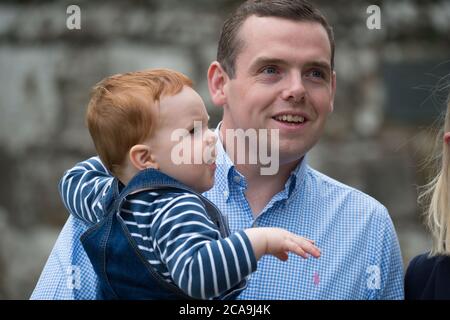 Forres, Schottland, Großbritannien. August 2020. Im Bild: (L-R) Alaistair Ross; Douglas Ross MP ist neuer Führer der Scottish Conservative and Unionist Party, nachdem der ehemalige Führer Jackson Carlaw MSP letzte Woche am Donnerstag Nachmittag, 30. Juli 2020, zurückgetreten ist. Quelle: Colin Fisher/Alamy Live News Stockfoto