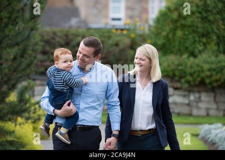 Forres, Schottland, Großbritannien. August 2020. Im Bild: (L-R) Alaistair Ross; Douglas Ross MP; Krystle Ross Douglas Ross MP ist neuer Führer der Scottish Conservative and Unionist Party, nachdem der ehemalige Führer, Jackson Carlaw MSP letzte Woche am Donnerstag Nachmittag, 30. Juli 2020, zurückgetreten ist. Quelle: Colin Fisher/Alamy Live News Stockfoto