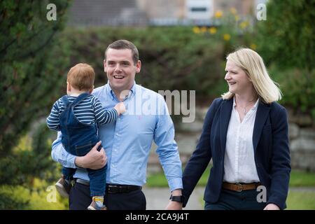 Forres, Schottland, Großbritannien. August 2020. Im Bild: (L-R) Alaistair Ross; Douglas Ross MP; Krystle Ross Douglas Ross MP ist neuer Führer der Scottish Conservative and Unionist Party, nachdem der ehemalige Führer, Jackson Carlaw MSP letzte Woche am Donnerstag Nachmittag, 30. Juli 2020, zurückgetreten ist. Quelle: Colin Fisher/Alamy Live News Stockfoto