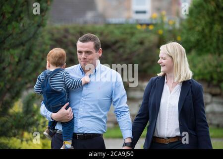Forres, Schottland, Großbritannien. August 2020. Im Bild: (L-R) Alaistair Ross; Douglas Ross MP; Krystle Ross Douglas Ross MP ist neuer Führer der Scottish Conservative and Unionist Party, nachdem der ehemalige Führer, Jackson Carlaw MSP letzte Woche am Donnerstag Nachmittag, 30. Juli 2020, zurückgetreten ist. Quelle: Colin Fisher/Alamy Live News Stockfoto