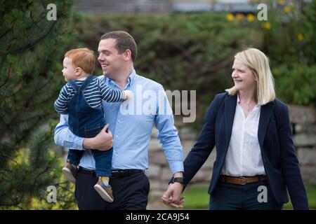Forres, Schottland, Großbritannien. August 2020. Im Bild: (L-R) Alaistair Ross; Douglas Ross MP; Krystle Ross Douglas Ross MP ist neuer Führer der Scottish Conservative and Unionist Party, nachdem der ehemalige Führer, Jackson Carlaw MSP letzte Woche am Donnerstag Nachmittag, 30. Juli 2020, zurückgetreten ist. Quelle: Colin Fisher/Alamy Live News Stockfoto