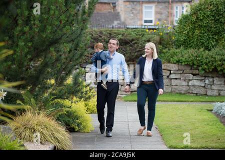 Forres, Schottland, Großbritannien. August 2020. Im Bild: (L-R) Alaistair Ross; Douglas Ross MP; Krystle Ross Douglas Ross MP ist neuer Führer der Scottish Conservative and Unionist Party, nachdem der ehemalige Führer, Jackson Carlaw MSP letzte Woche am Donnerstag Nachmittag, 30. Juli 2020, zurückgetreten ist. Quelle: Colin Fisher/Alamy Live News Stockfoto